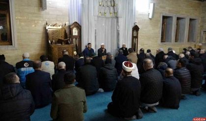 Tatvan’da sabah namazında buluşan vatandaşlar şehitler için dua etti