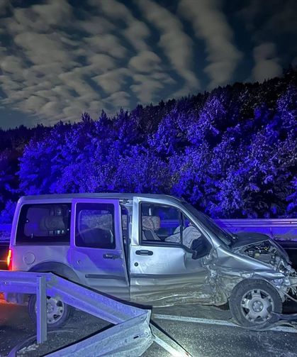 Ardahan'da bariyerlere çarpan hafif ticari araçtaki 4 kişi yaralandı