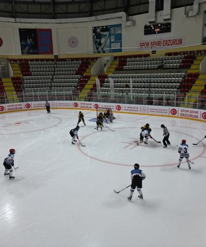 Erzurum'da Buz Hokeyi Kış Spor Oyunları'nın çeyrek final maçları yapıldı