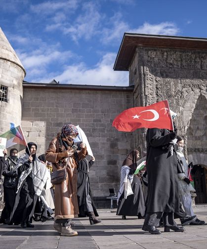 Erzurum'da sağlık çalışanları 109 haftadır Gazze için 'sessiz yürüyüş'lerini sürdürüyor