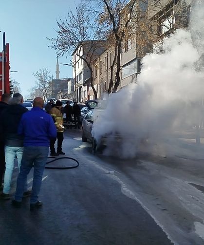 Kars'ta seyir halindeyken alev alan otomobil kullanılamaz hale geldi