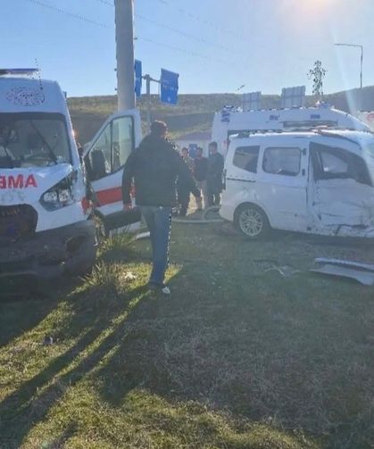 Bingöl'de ambulans ile hafif ticari araç çarpıştı: 5 yaralı