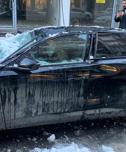 Bingöl'de çatıdan düşen kar otomobile zarar verdi