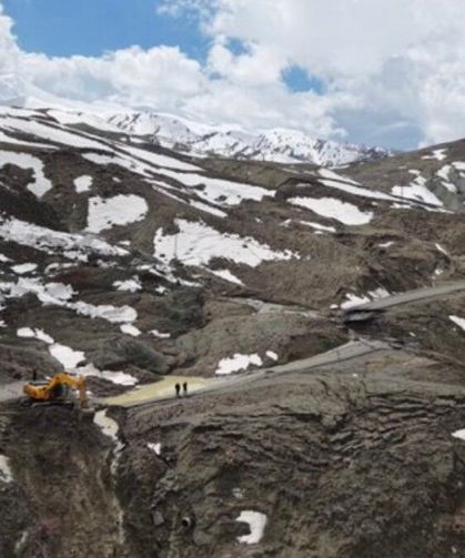 Bingöl'de heyelan sonucu çöken ve kayan yolda çalışmalar başladı