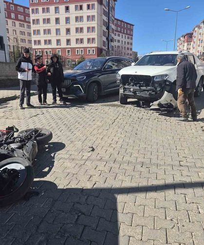 Bingöl'de otomobil ile motosiklet çarpıştı: 2 yaralı
