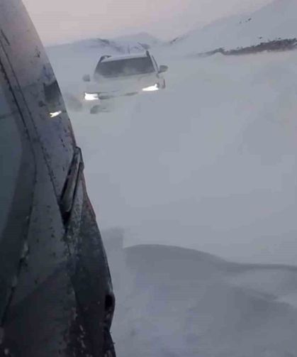 Bingöl'de tipi nedeniyle mahsur kalan araçlar kurtarıldı