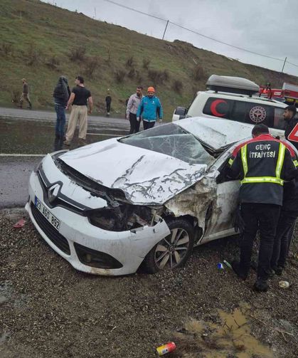 Bingöl'de trafik kazası : 1 ölü 2 yaralı