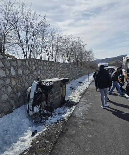İstinat duvarına çarpan otomobil devrildi: 5 yaralı