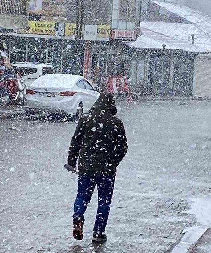 Karlıova'da kar etkili oldu