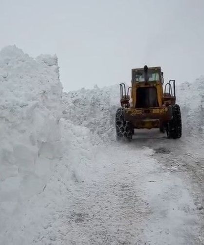 Karlıova'da karla mücadele sürüyor
