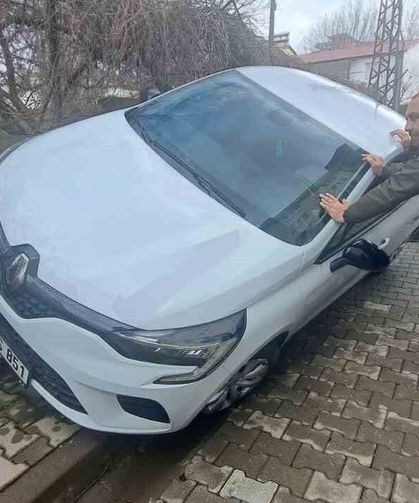 Otomobil duvara çarptı: 2 yaralı