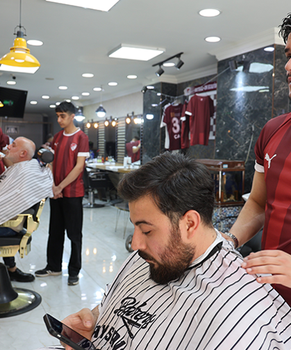 Dükkanı Bordo-Beyaza Boyadı, Müşterilere Forma Dağıttı