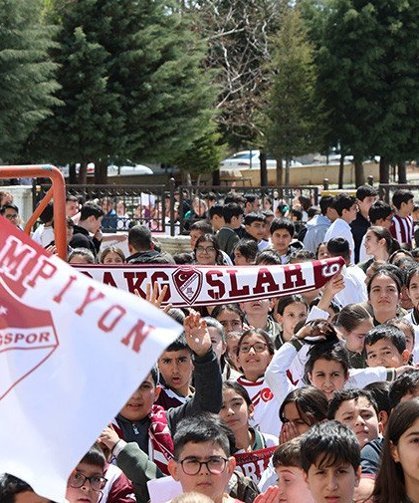 Takım Kaptanına Sarılmak İçin Gözyaşı Döken Öğrenciye Anlamlı Jest