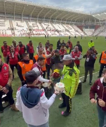 Elazığspor Taraftarından Polislere Çiçek