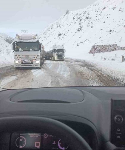 Bingöl-Erzurum kara yolunda kar etkisi: Uzun araç kuyrukları oluştu