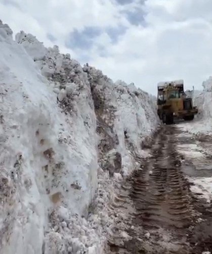 Bingöl'de nisan ayında metrelerce karla mücadele