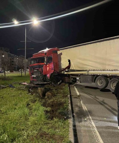 Bingöl'de tır refüje girdi: Facianın eşiğinden dönüldü