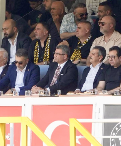Bordo-Beyazlı Ekibe Tribünlerden Tam Destek Geldi