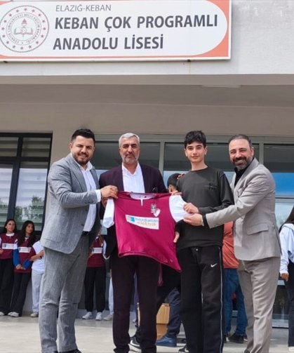 Keban'da Öğrencilere Seza Çimento Elazığspor Forması Dağıtıldı