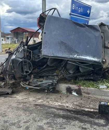 Bingöl'de hayvan yüklü kamyon otomobillere çaptı: 1'i ağır 2 yaralı