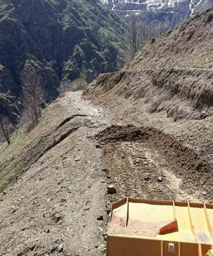 Bingöl'de heyelan sonrası yol açma çalışmaları sürüyor