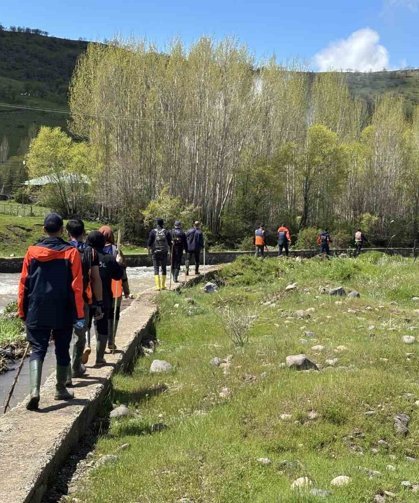 Bingöl'de kayıp emekli öğretmeni 229 personel arıyor