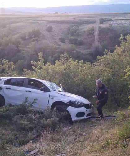 Bingöl'de otomobil şarampole yuvarlandı