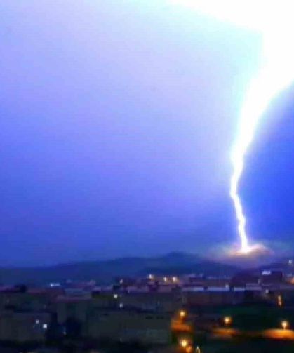 Bingöl'de şimşekler ve düşen yıldırımlar kameralara yansıdı