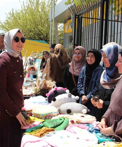 Üniversite öğrencilerinin yıl boyunca yaptıkları el emeği ürünleri görücüye çıktı