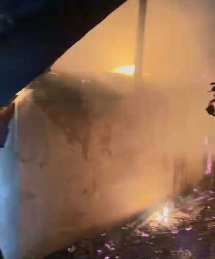 Bingöl'de arazi yangını eve sıçradı