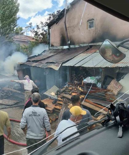 Bingöl'de ev yangını: 2 kişi dumandan etkilendi