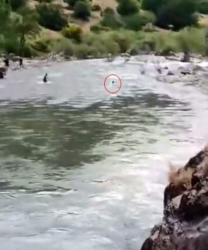 Çayda kaybolmuştu, akıntıya kapıldığı anlar kameraya yansıdı