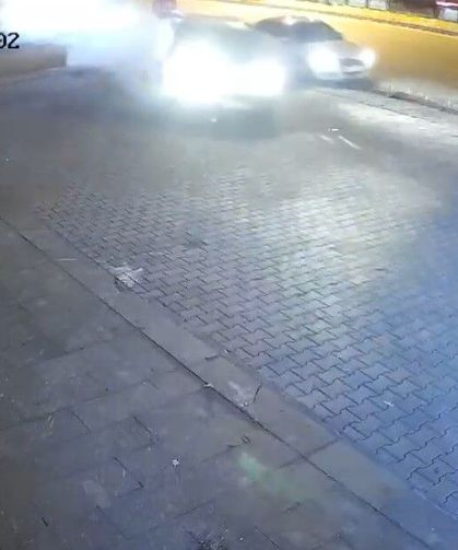 Kaza anı kamerada: İş yerine çarpmaktan son anda kurtuldu