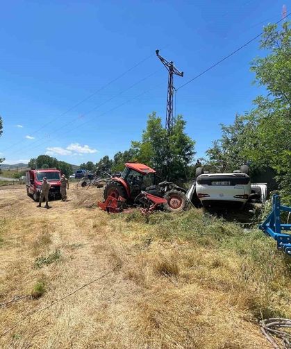 Park halindeki traktöre çarpan otomobil ters döndü: 1 yaralı