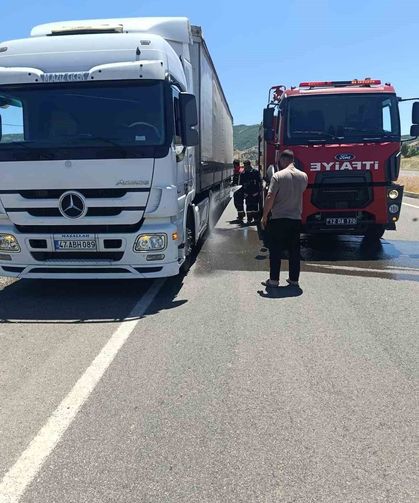 Seyir halindeki tırın lastikleri alev aldı