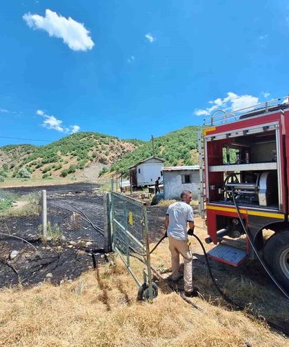Tarlada çıkan yangın büyümeden söndürüldü