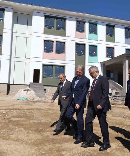 Vali Çelik, okul inşaatını inceledi