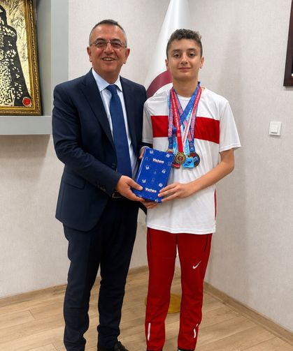 Başarılı Yüzücü Güler'den Genel Sekreter Cemil Yatkın'a Ziyaret