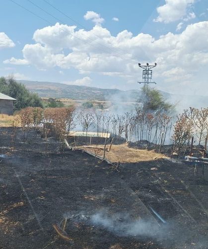 Bingölde çıkan yangın saman balyalarına sıçramadan söndürüldü
