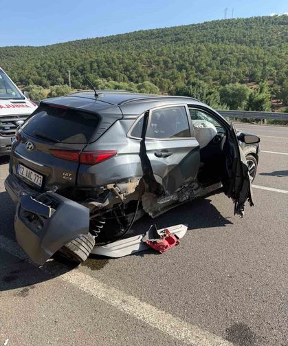 Bingöl'de otomobil bariyerlere çarptı: 2 yaralı