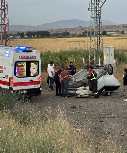 Bingöl'de otomobil takla attı: 3 yaralı