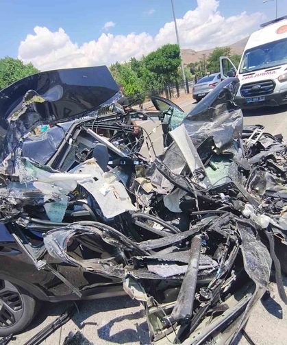 Bingöl'de tıra çarpan otomobil hurdaya döndü: 1 yaralı