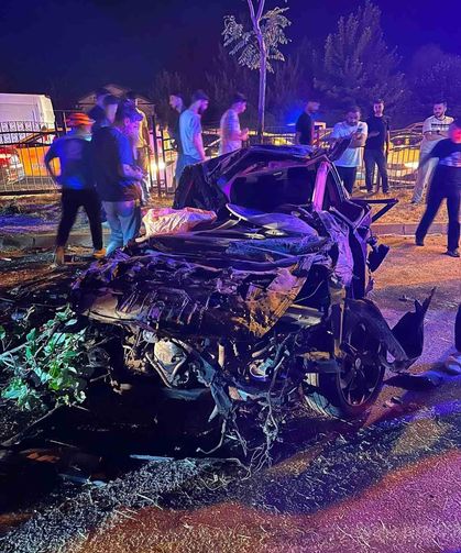 Refüje çarpan otomobil hurdaya döndü: 2 yaralı
