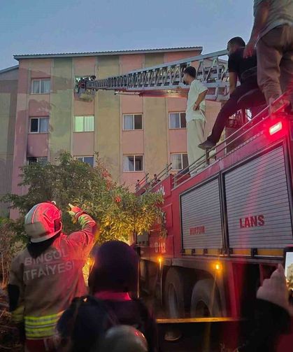 Bingöl'de 16 dairelik bina alevlere teslim oldu: Mahsur kalanları itfaiye merdivenle kurtardı