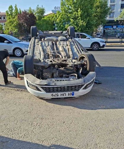 Bingöl'de çarpışan araçlardan biri ters döndü: 3 yaralı