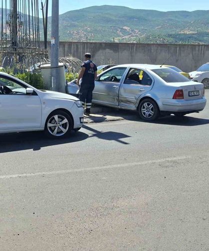 Bingöl'de iki otomobil çarpıştı: 1 yaralı