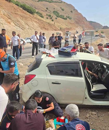Bingöl'de otomobil yoldan çıktı: 3 yaralı