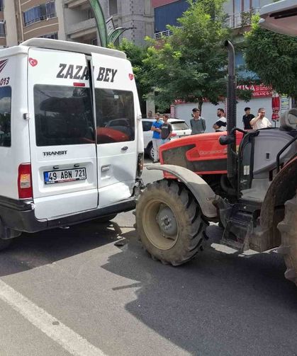 Bingöl'de zincirleme kaza: 4 araç çarpıştı