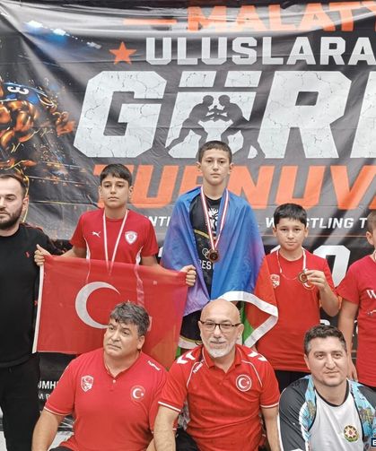 Elazığlı Güreşçiler Uluslararası Şampiyonada Madalyalarla Döndü
