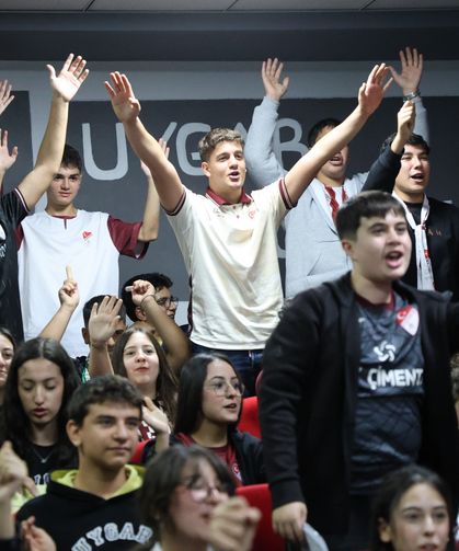 Elazığ’da Tribünleri Aratmayan Okul Buluşması: Meşale Ve Tezahüratlarla Karşılandılar